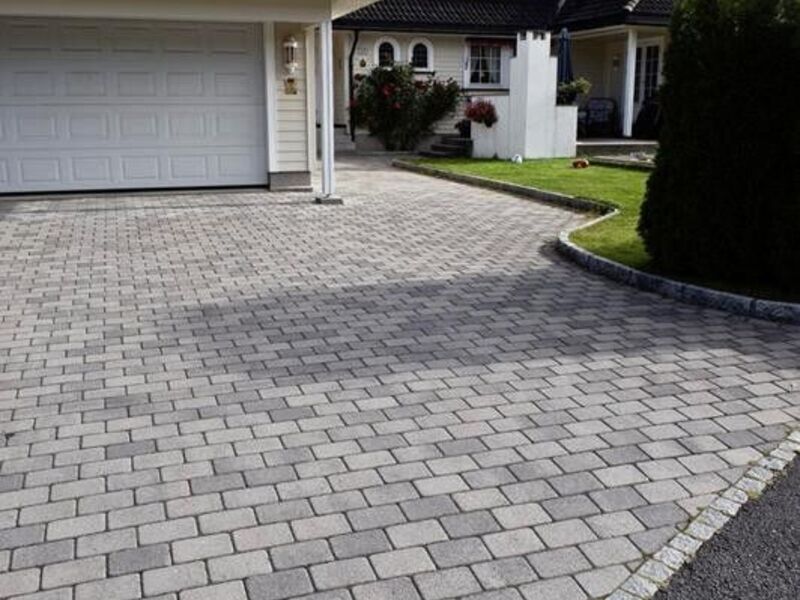 Paver driveway with curved edge and lawn border